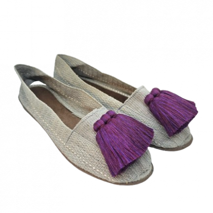 Alpargatas color gris pálido, borla violeta