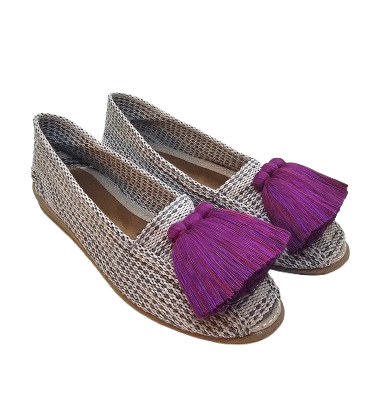 Alpargatas color gris claro oscuro con borla violeta