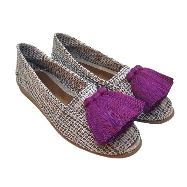 Alpargatas color gris claro oscuro con borla violeta