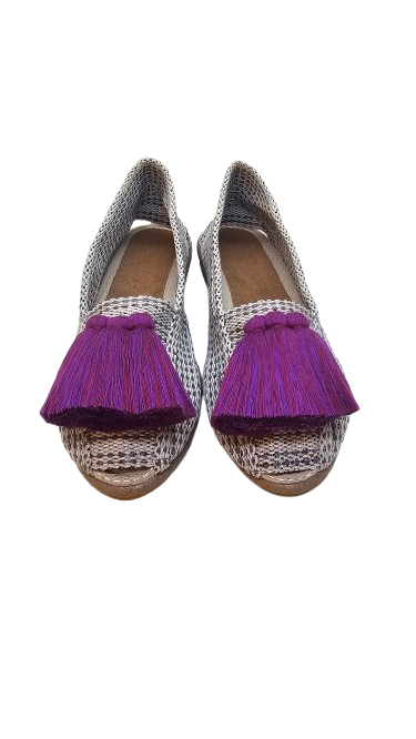 Alpargatas color gris claro oscuro con borla violeta - Imagen 3