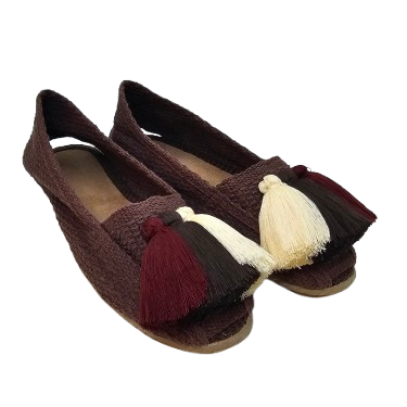 Alpargatas color marrón, borla marrón, vino y beige.