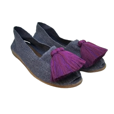 Alpargatas color gris oscuro con borlas violeta