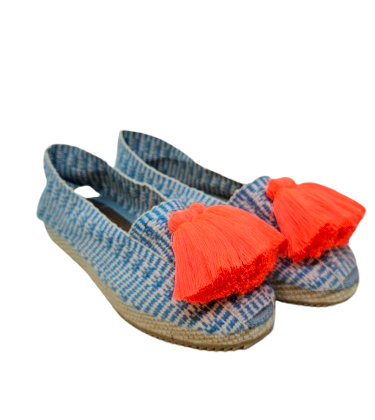 Alpargata de cuña color azul nevada con borlas fucsia