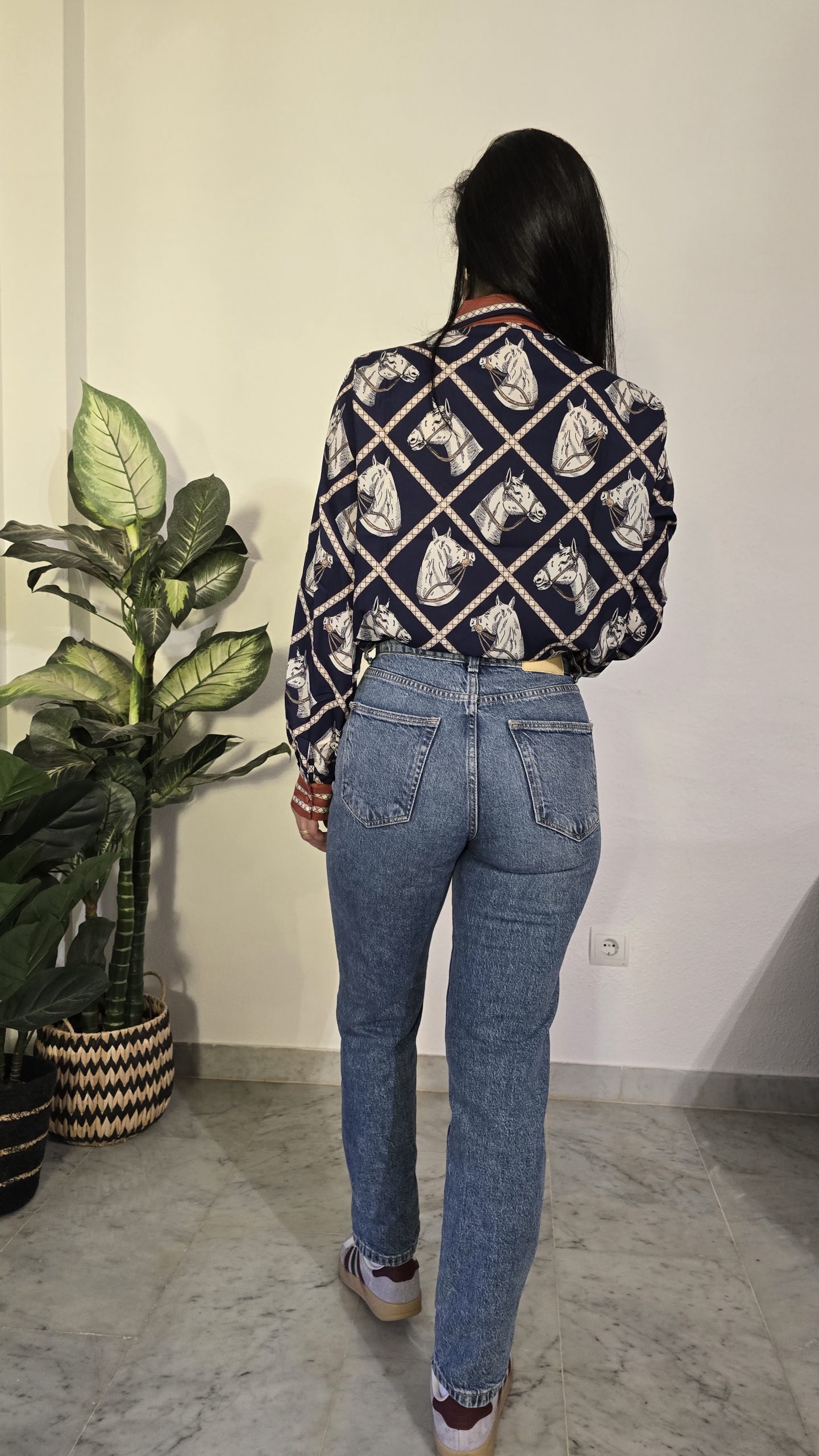 Camisa azul marino lazo manga larga mujer estampada caballo - Imagen 3