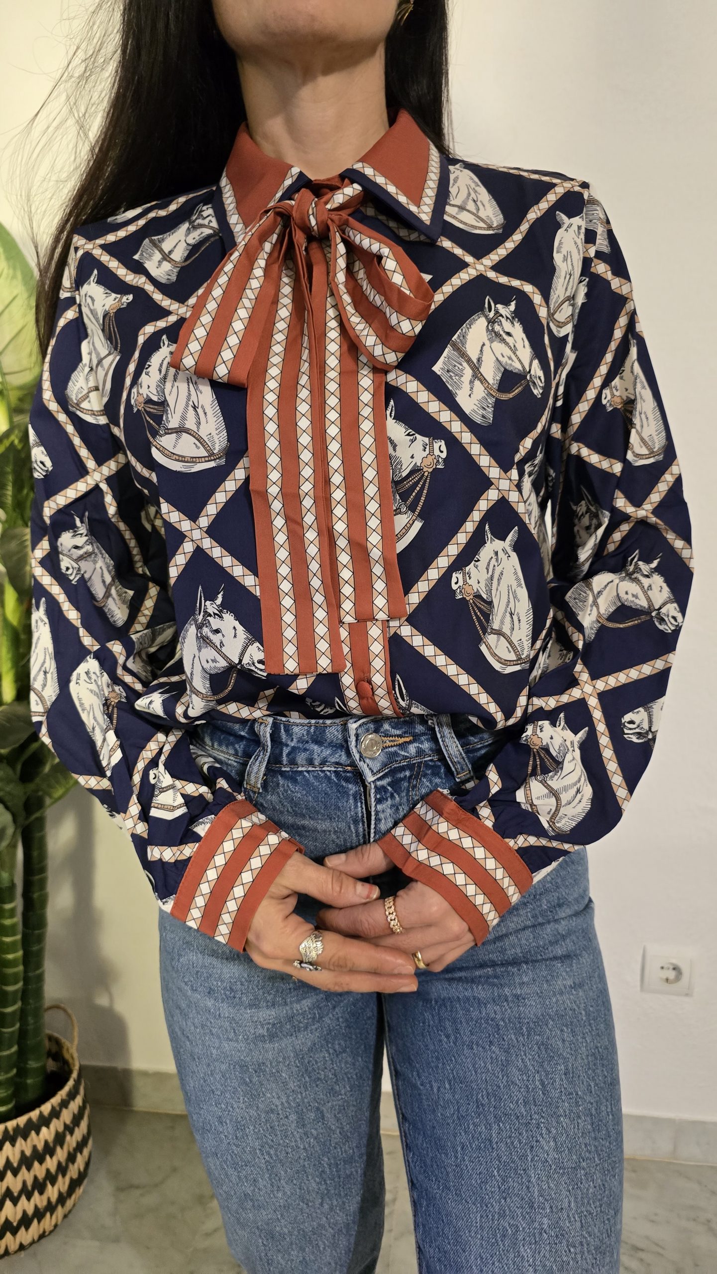 Camisa azul marino lazo manga larga mujer estampada caballo - Imagen 2