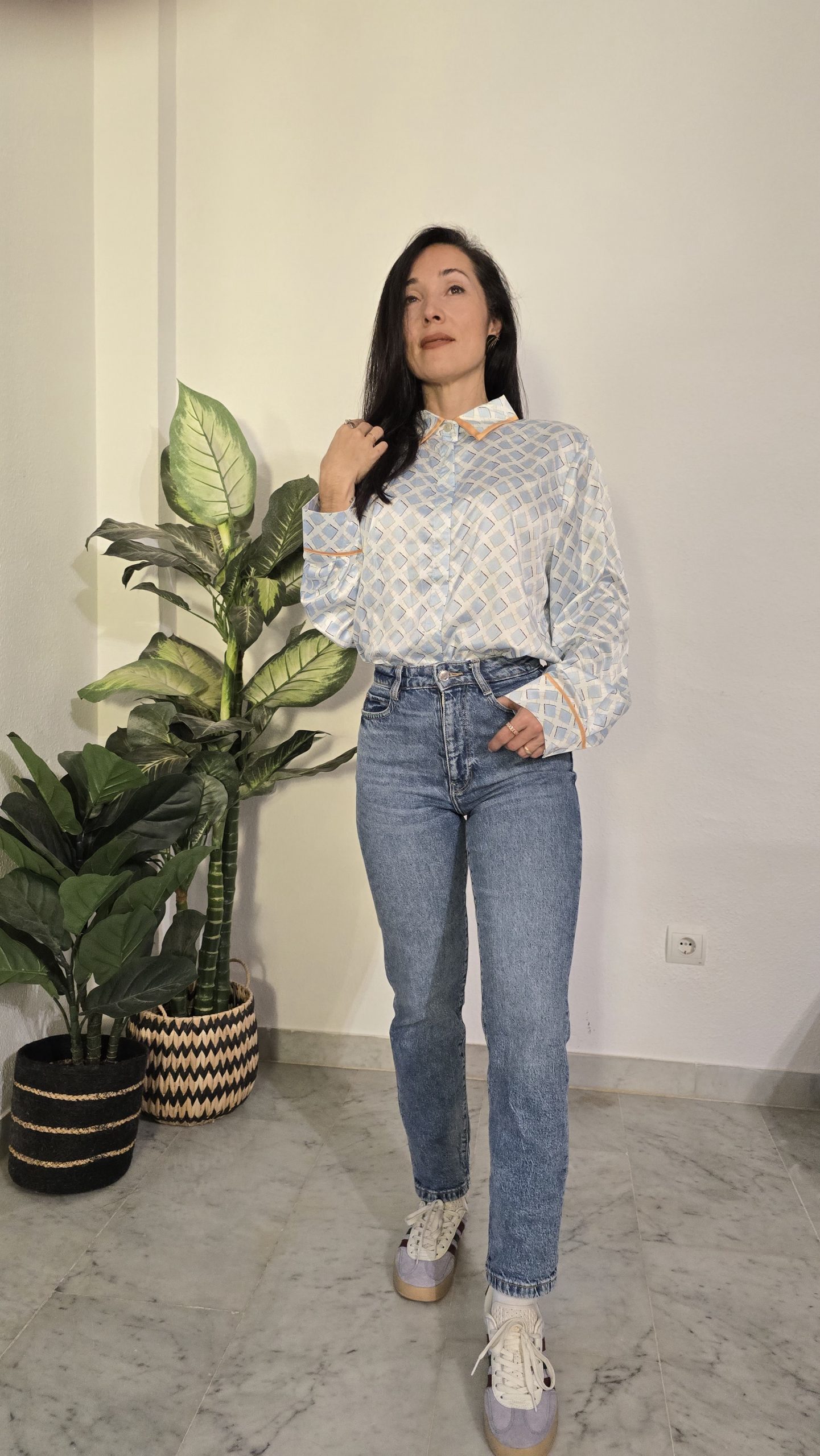 Camisa blanca manga larga mujer estampada cuadros azules