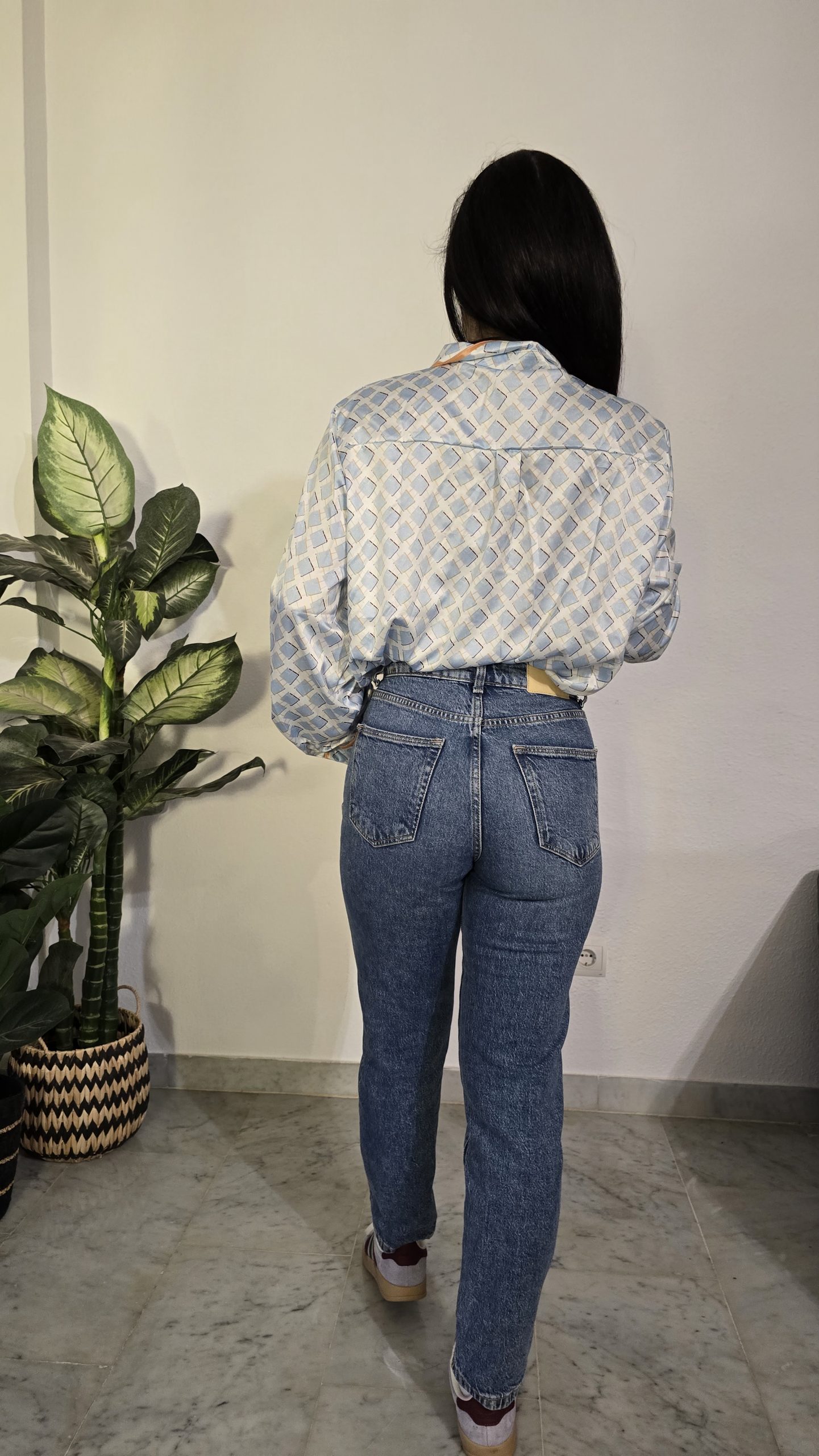 Camisa blanca manga larga mujer estampada cuadros azules - Imagen 3