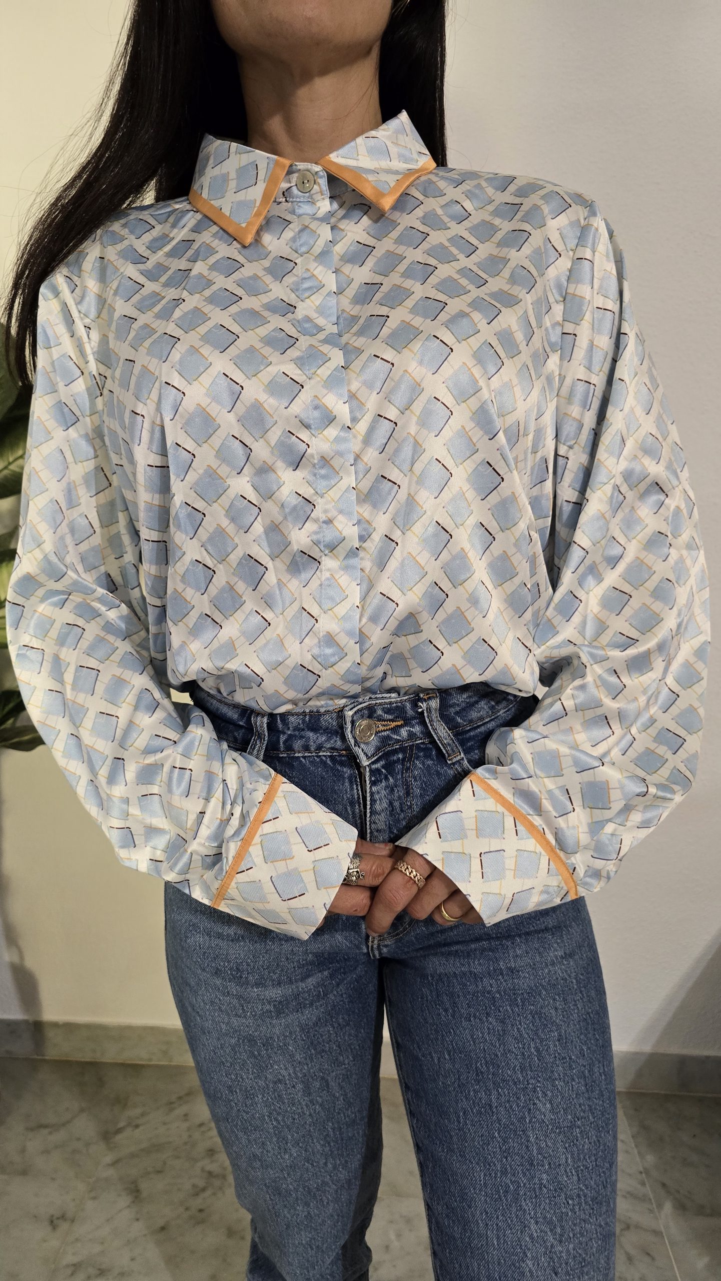 Camisa blanca manga larga mujer estampada cuadros azules - Imagen 2