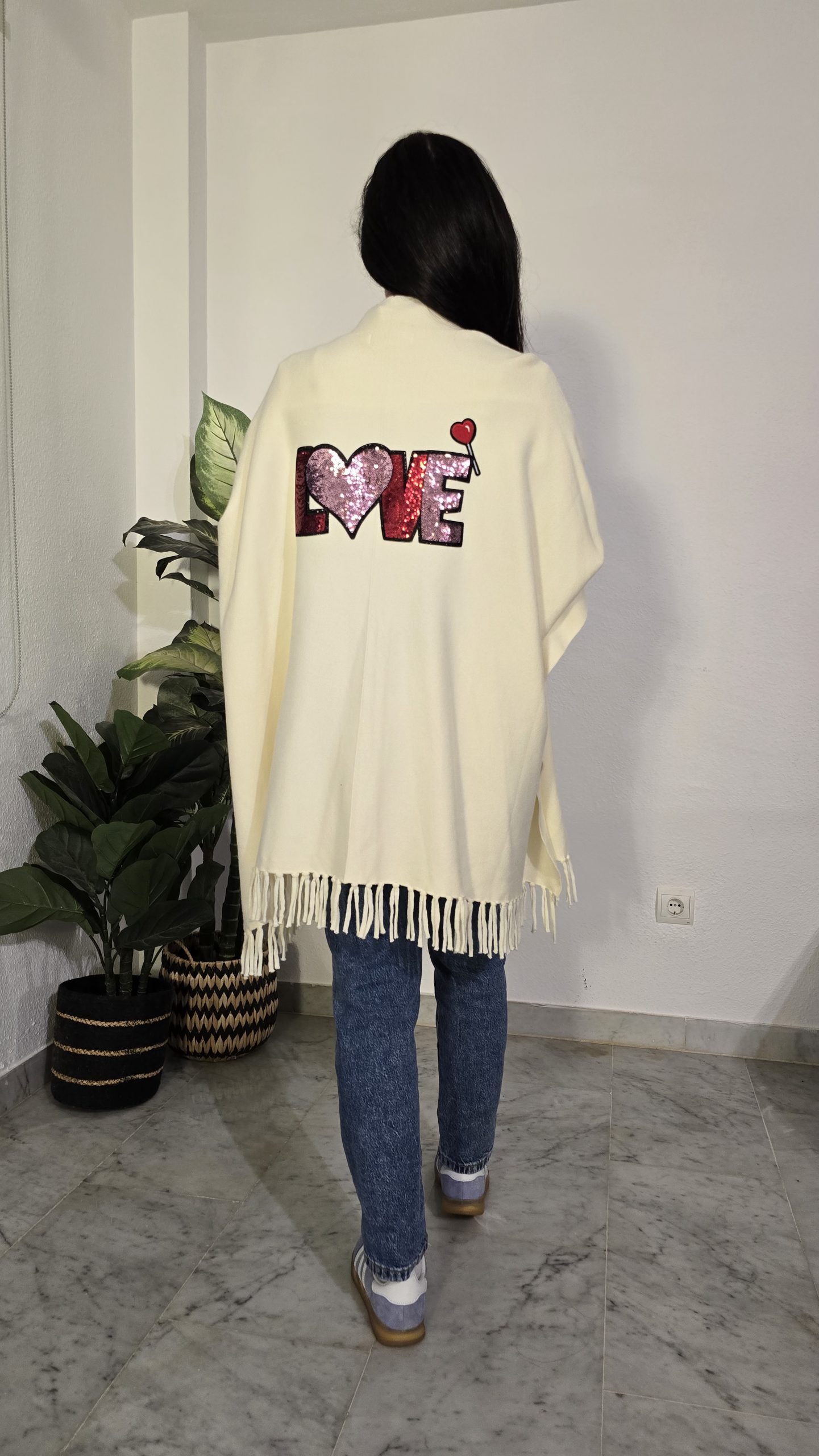 Chal intervenido beige con flecos mujer logo love