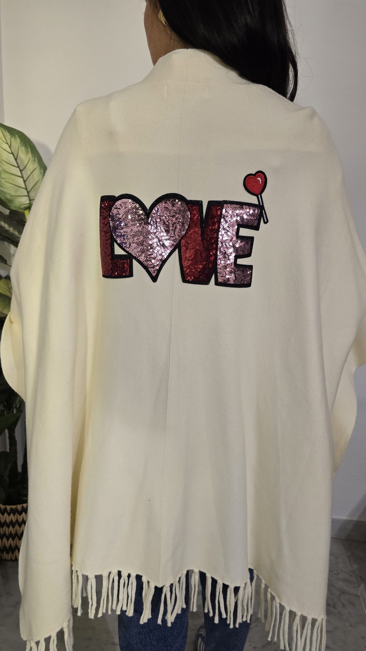 Chal intervenido beige con flecos mujer logo love - Imagen 3