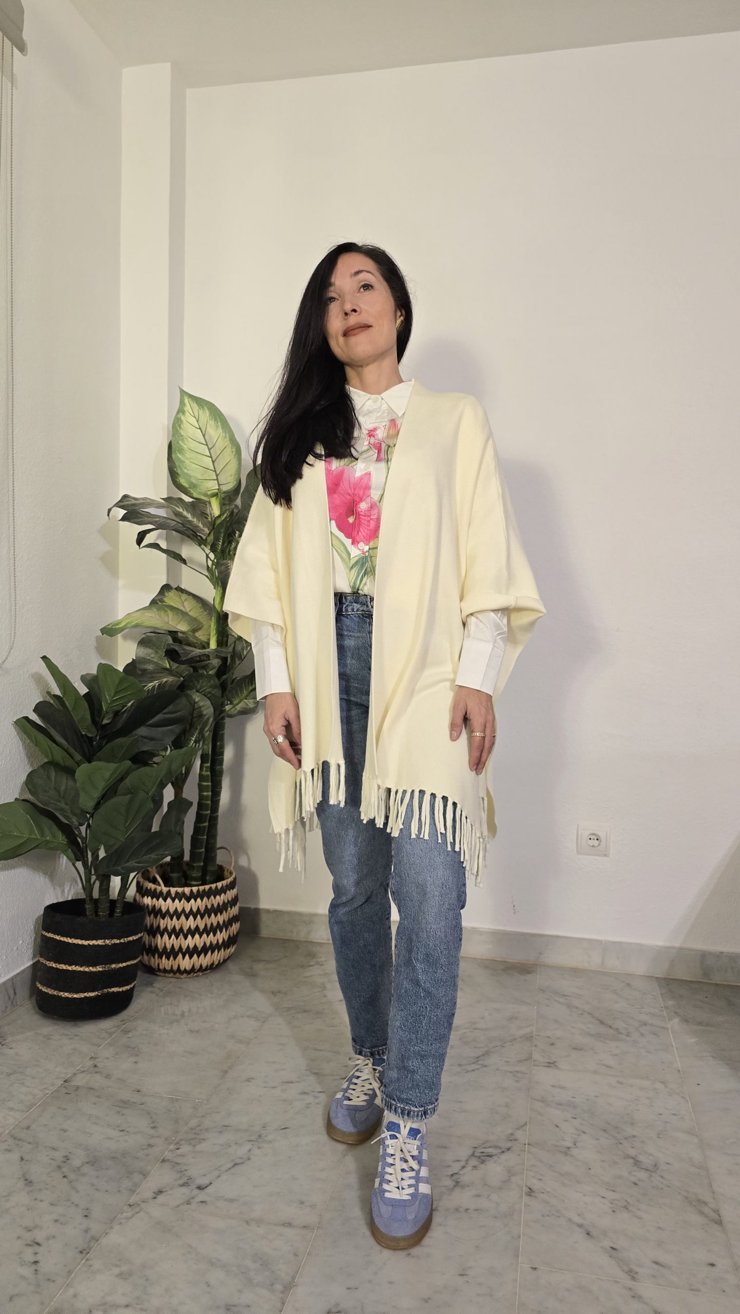 Chal intervenido beige con flecos mujer logo love - Imagen 2