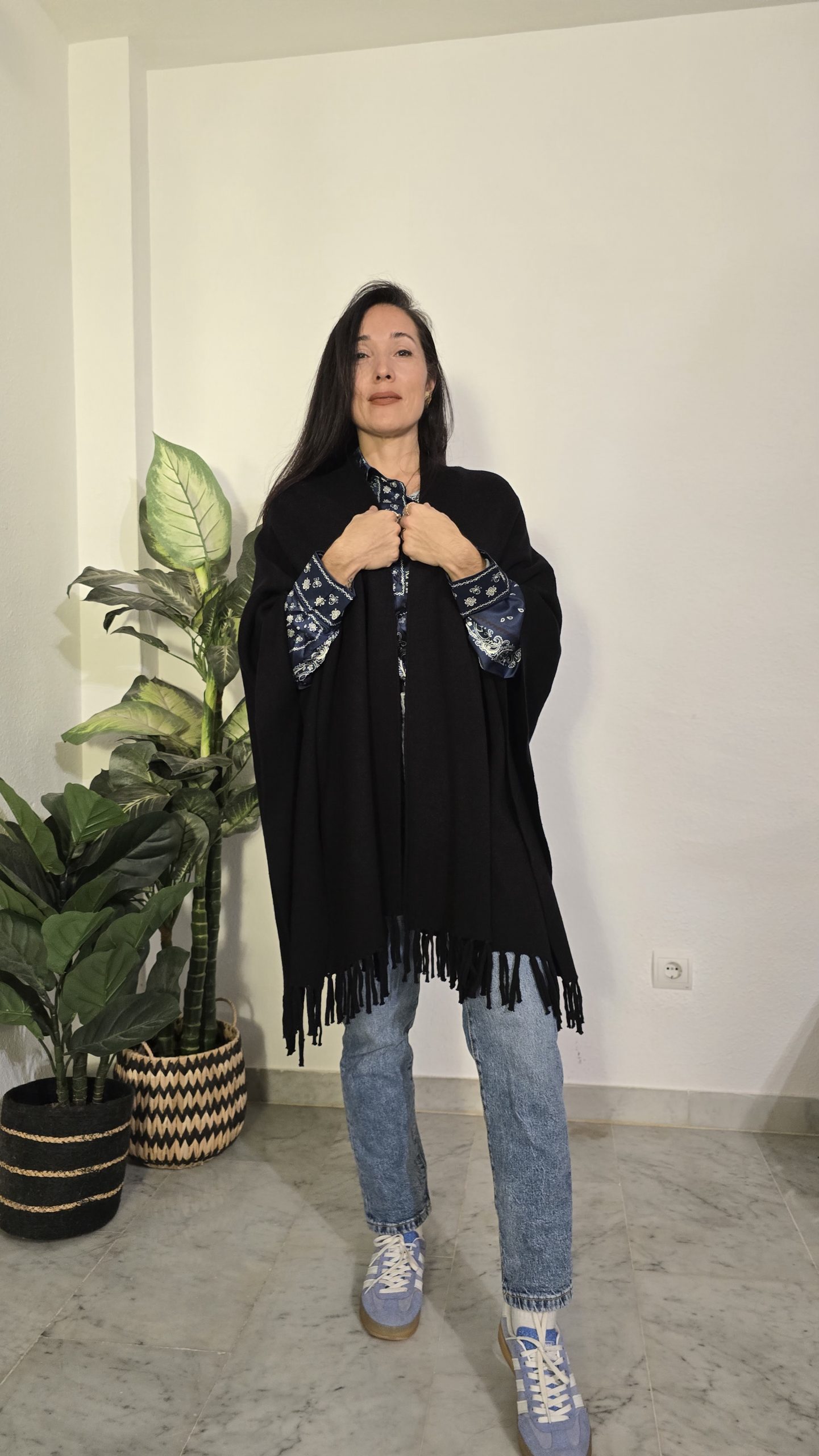 Chal intervenido negro con flecos mujer logo love - Imagen 3