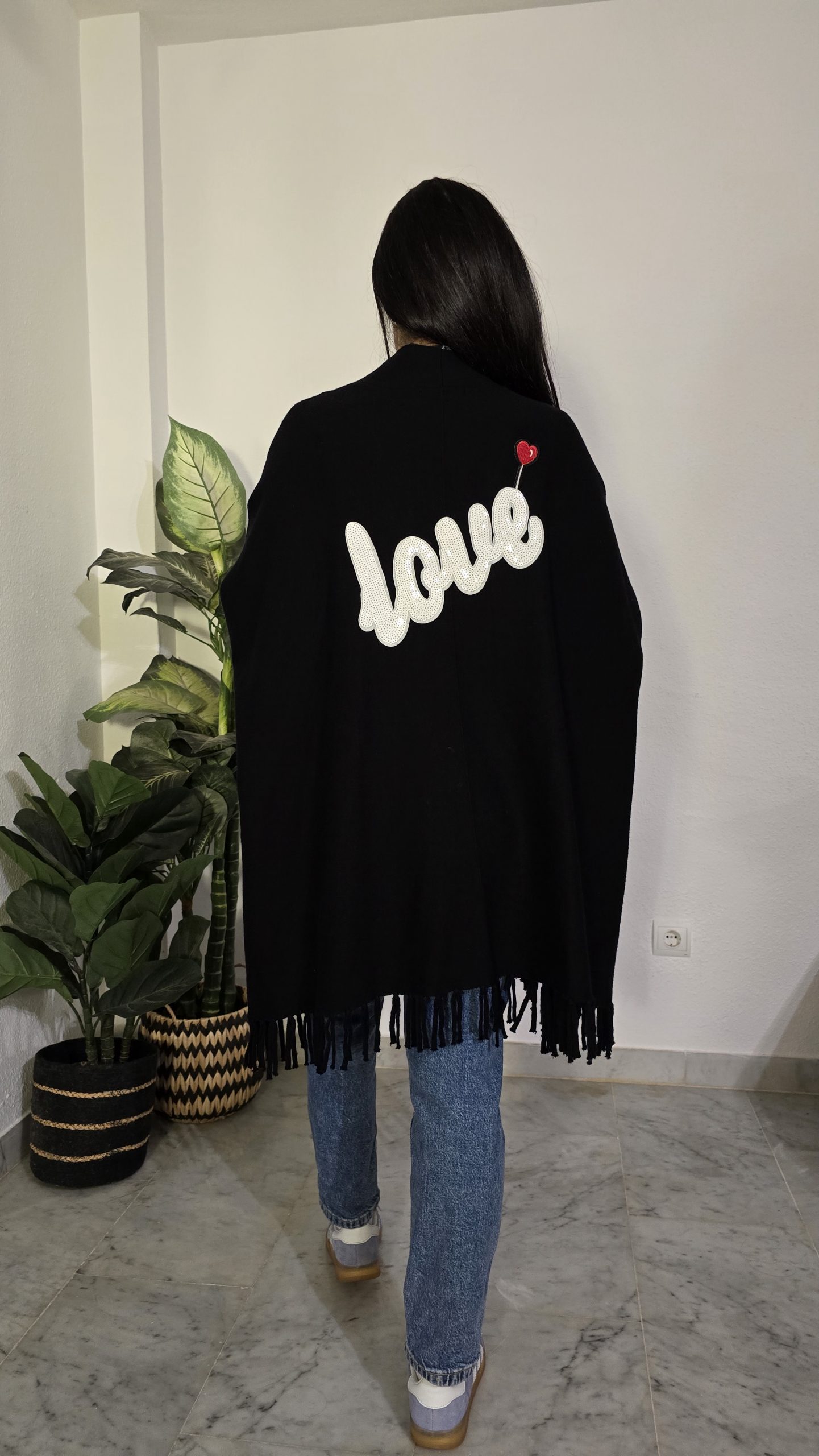 Chal intervenido negro con flecos mujer logo love