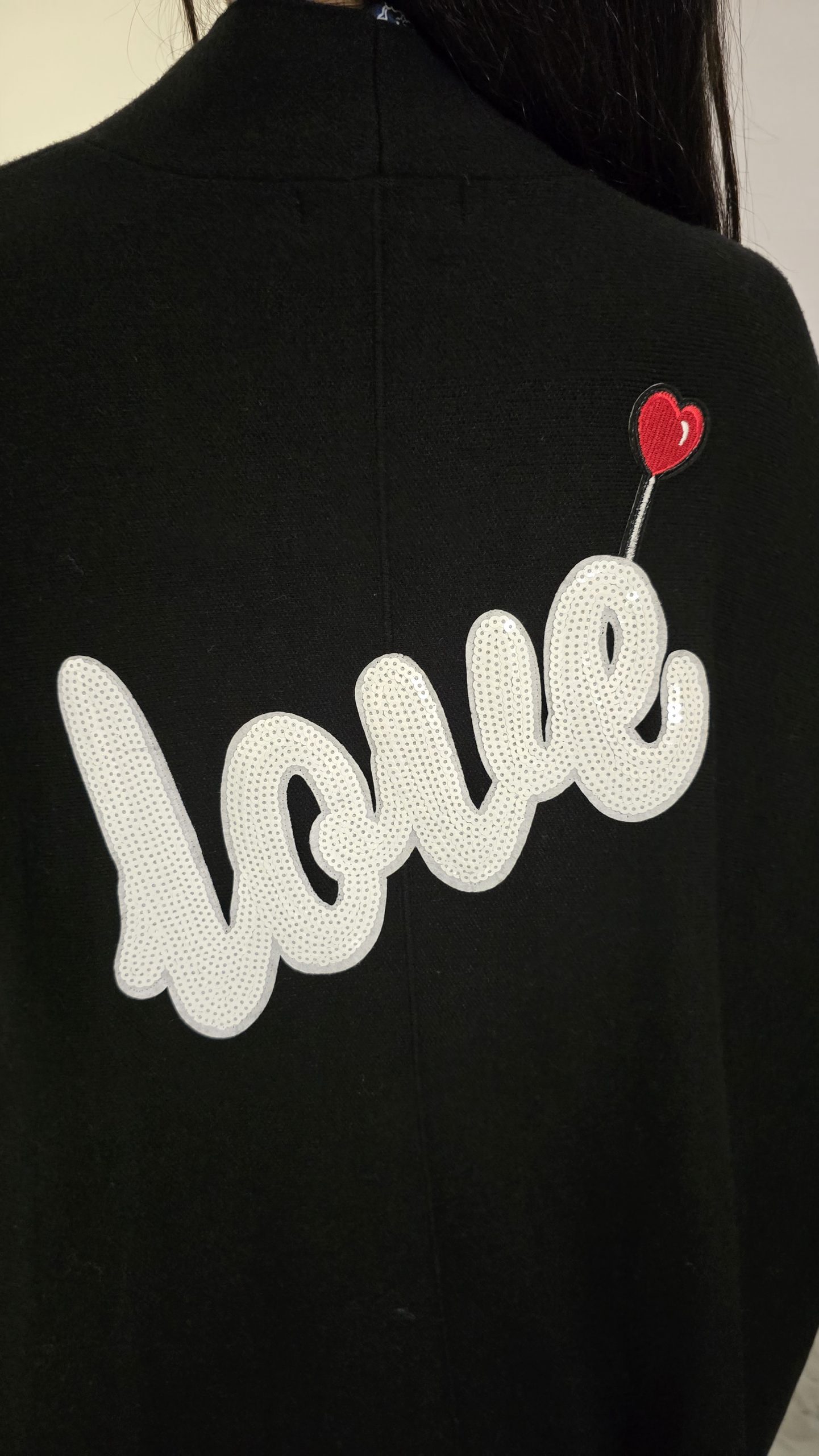 Chal intervenido negro con flecos mujer logo love - Imagen 2