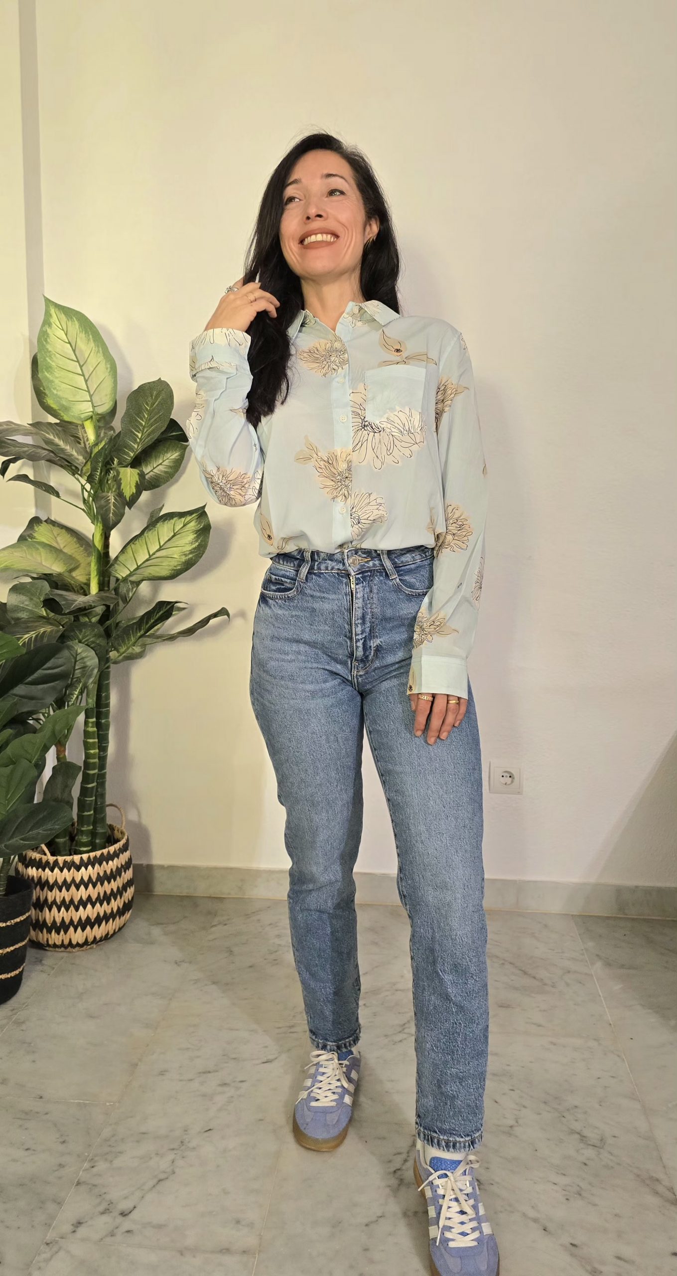 Camisa azul claro manga larga mujer flores silvestres