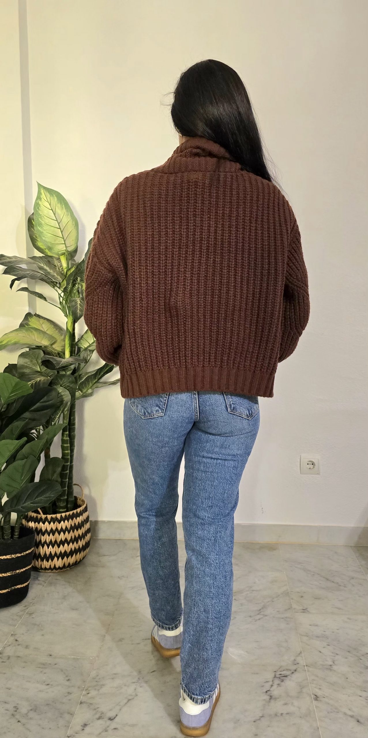 Chaqueta chocolate tejido grueso mujer - Imagen 3