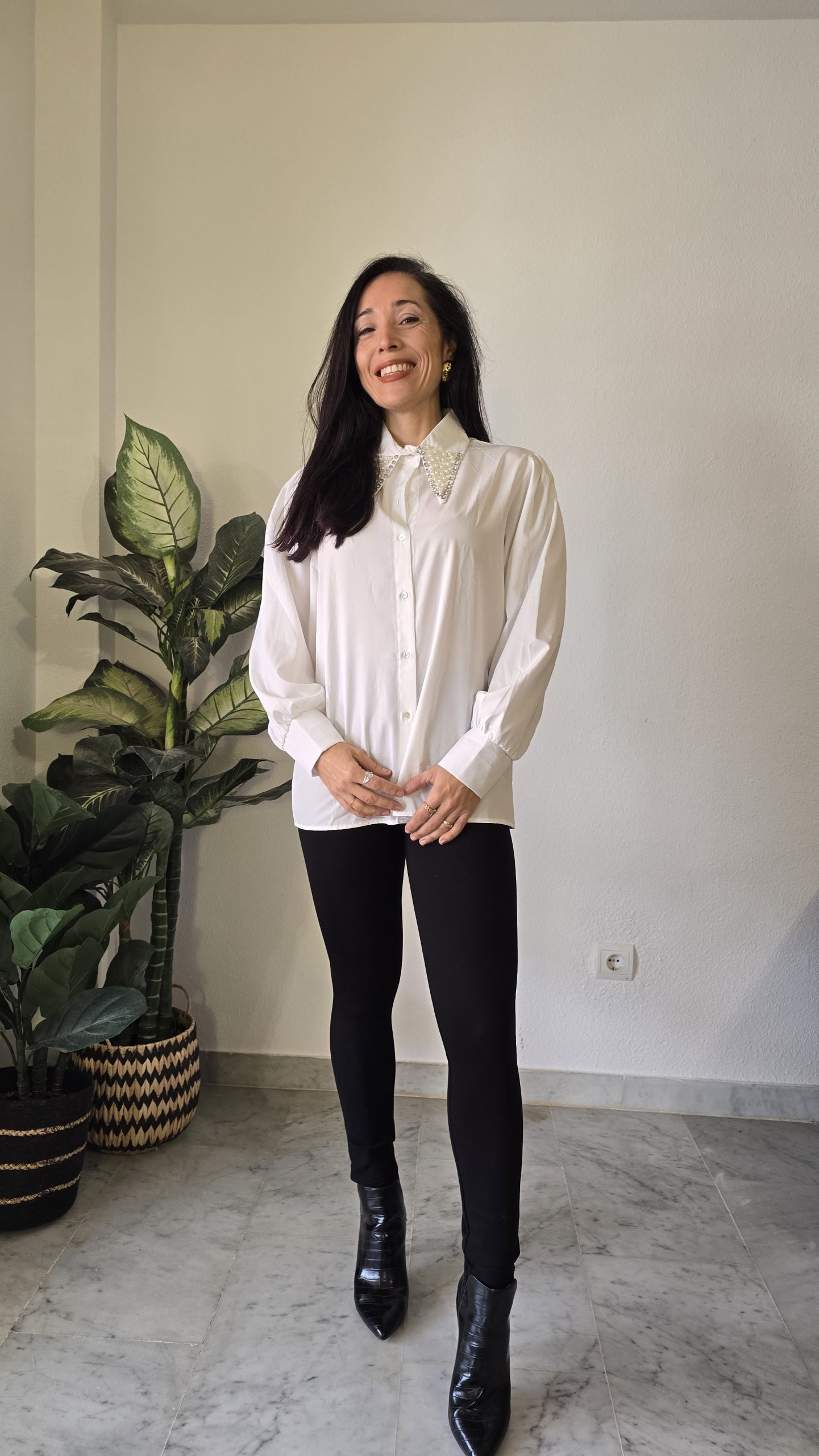 Camisa blanca manga larga mujer intervenida perlas piedras