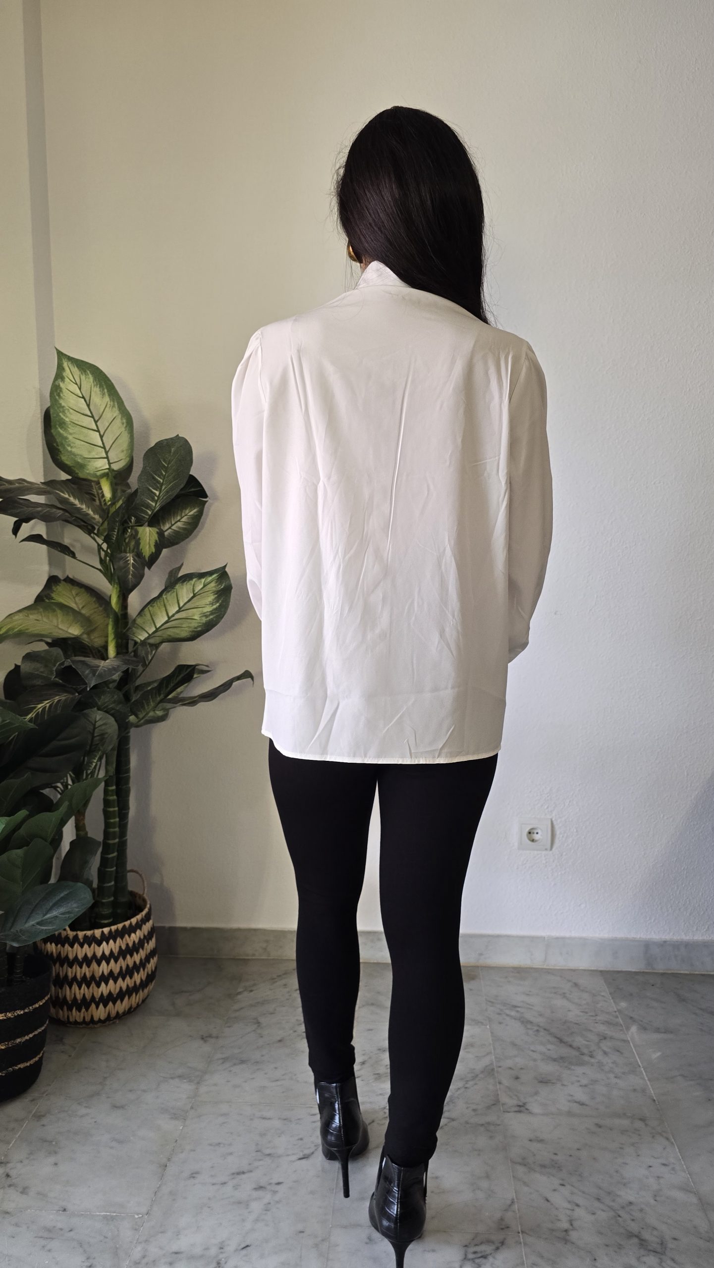 Camisa blanca manga larga mujer intervenida perlas piedras - Imagen 3