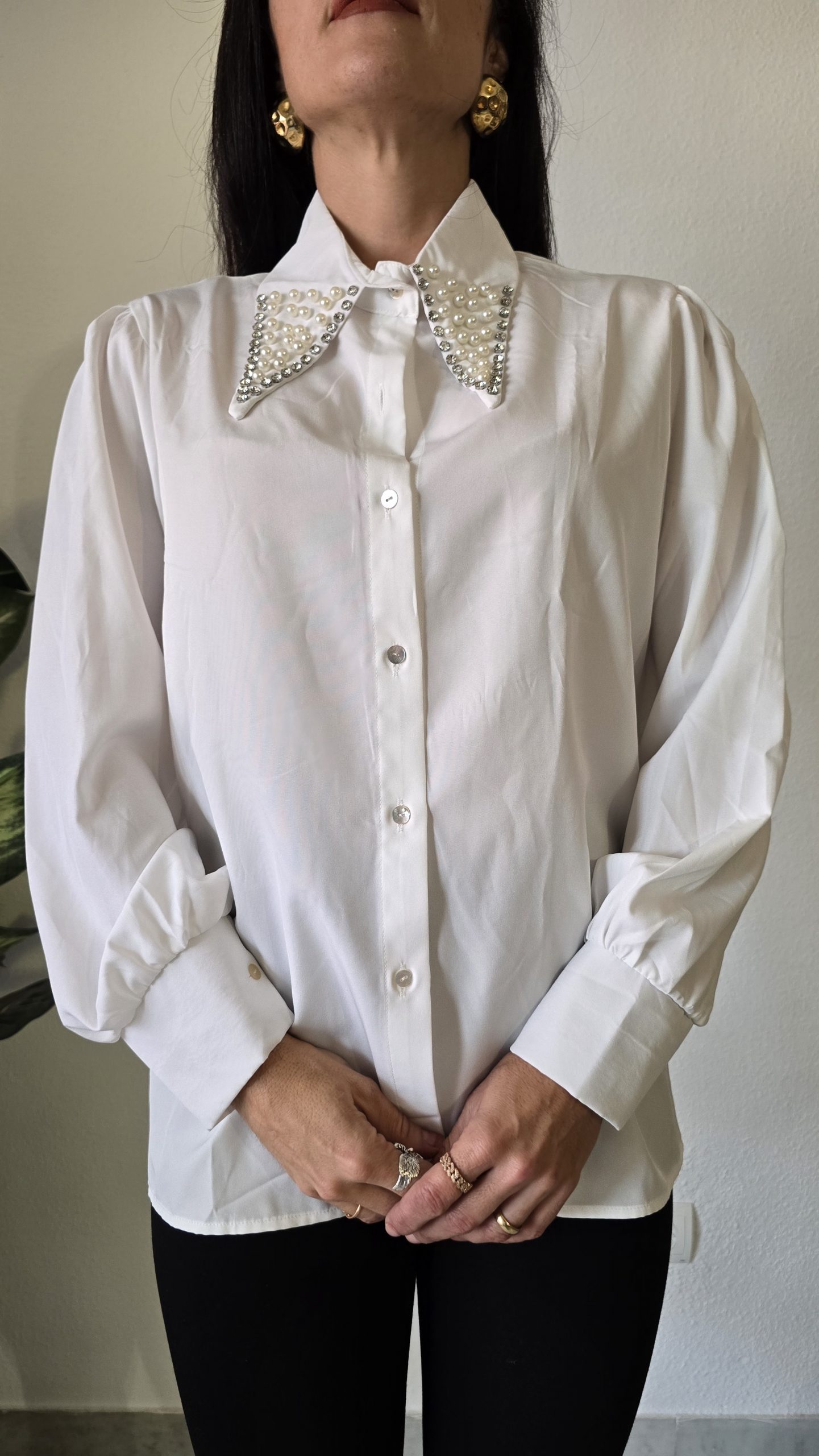 Camisa blanca manga larga mujer intervenida perlas piedras - Imagen 2