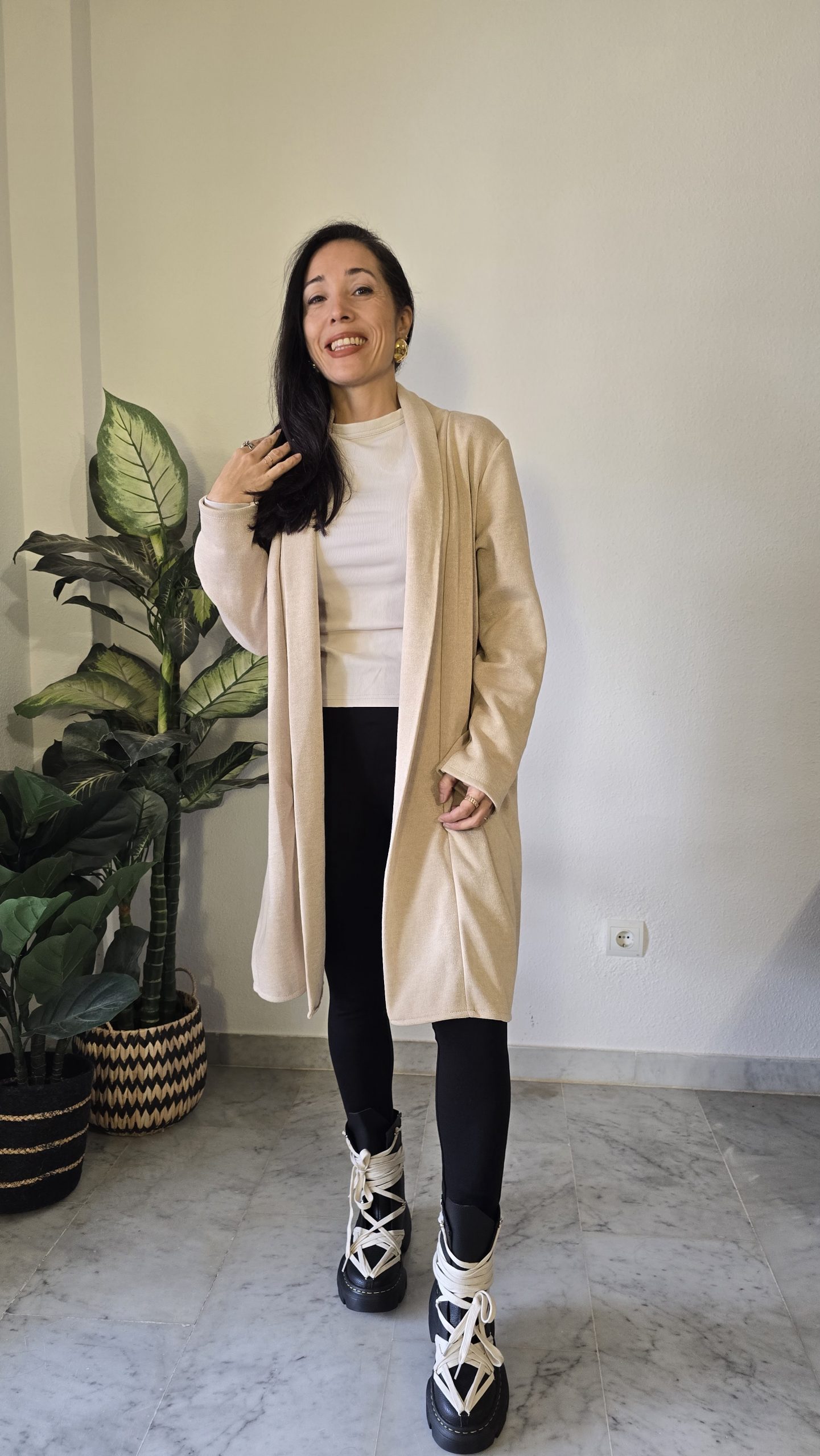 Chaqueta intervenida beige tejido suave mujer pantera - Imagen 2