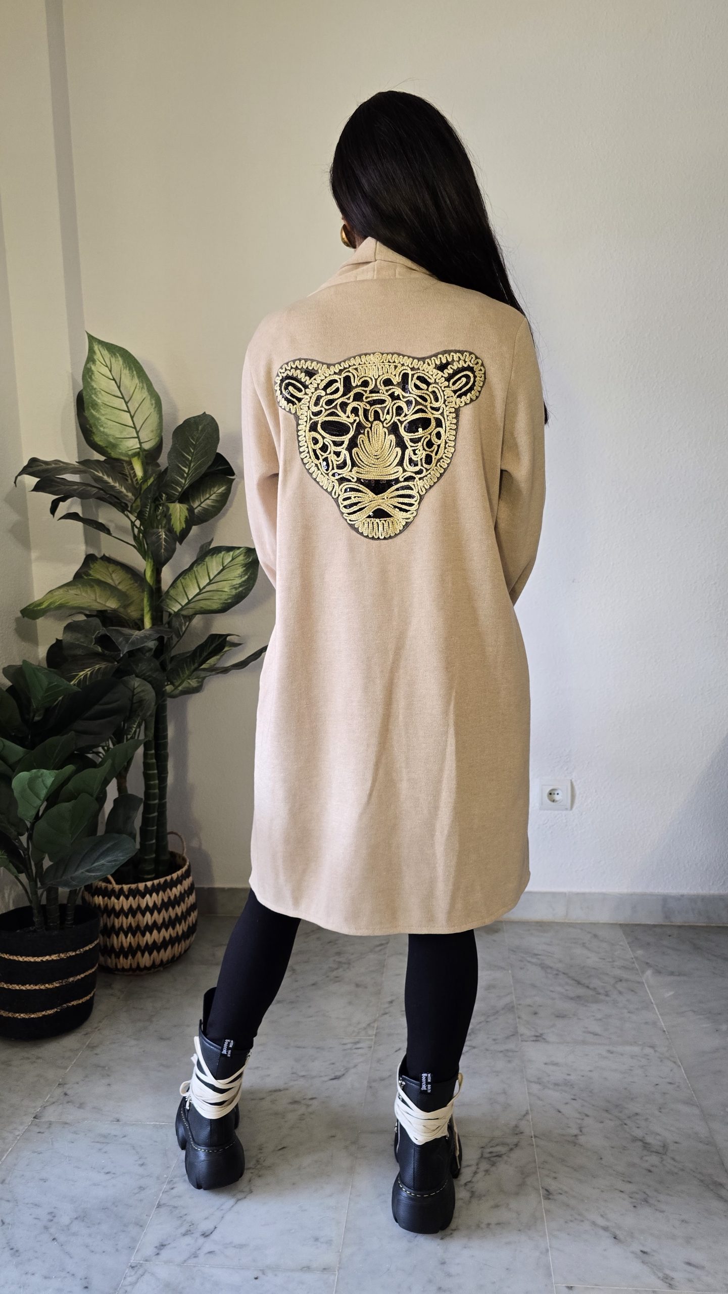 Chaqueta intervenida beige tejido suave mujer pantera