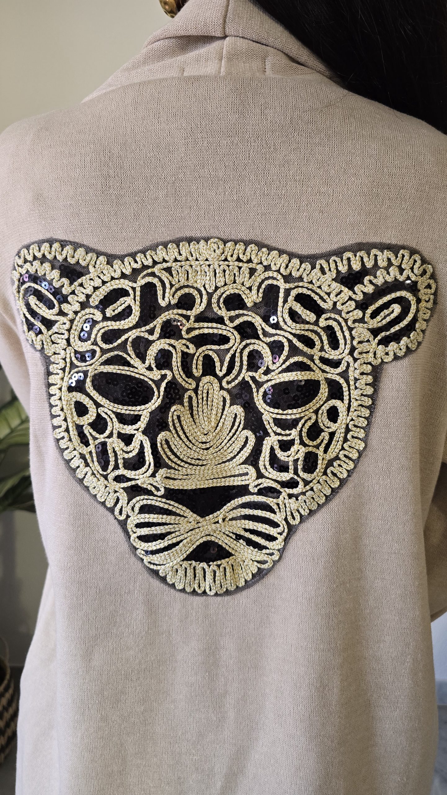 Chaqueta intervenida beige tejido suave mujer pantera - Imagen 3