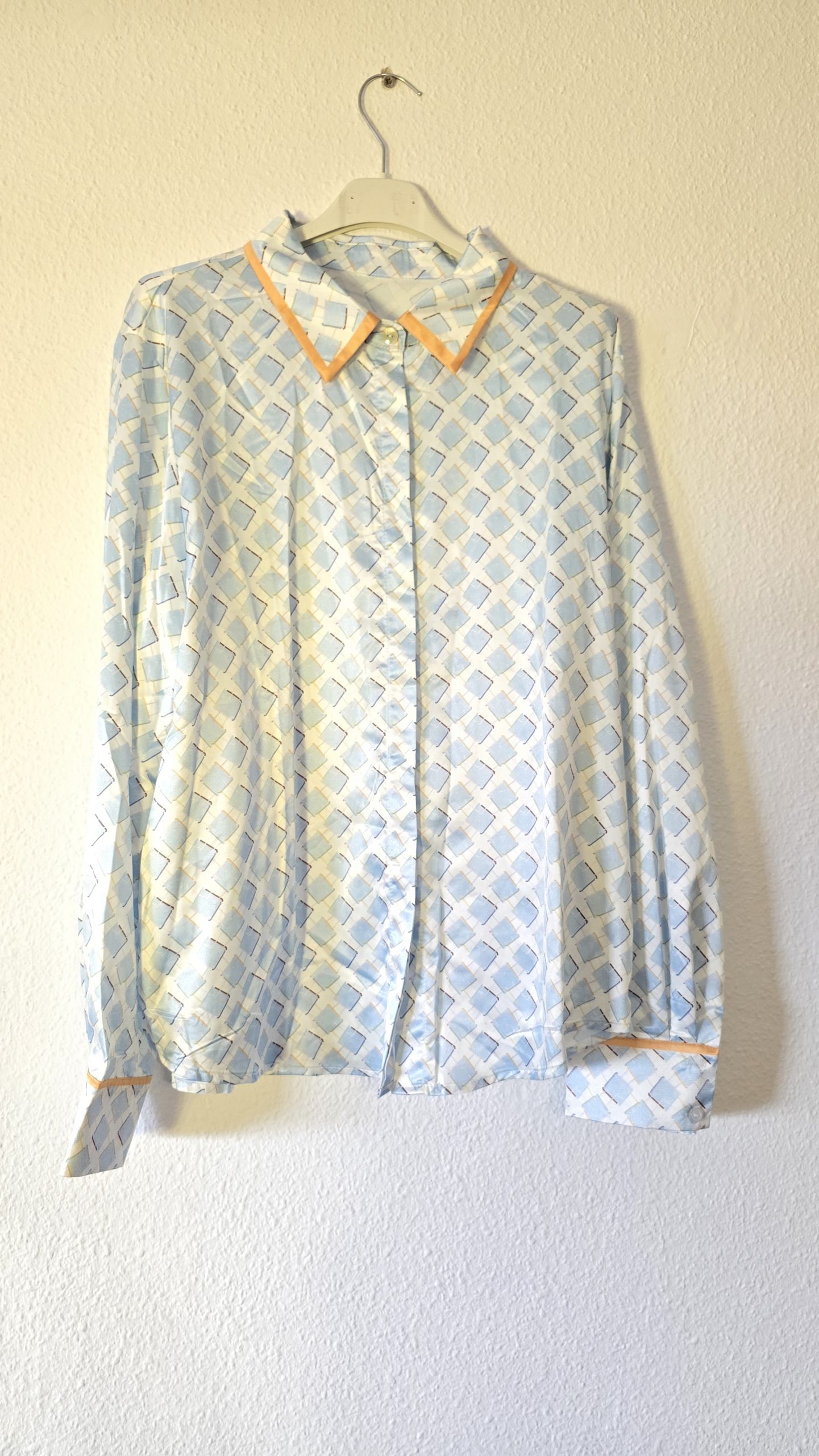 Camisa blanca manga larga mujer estampada cuadros azules - Imagen 4