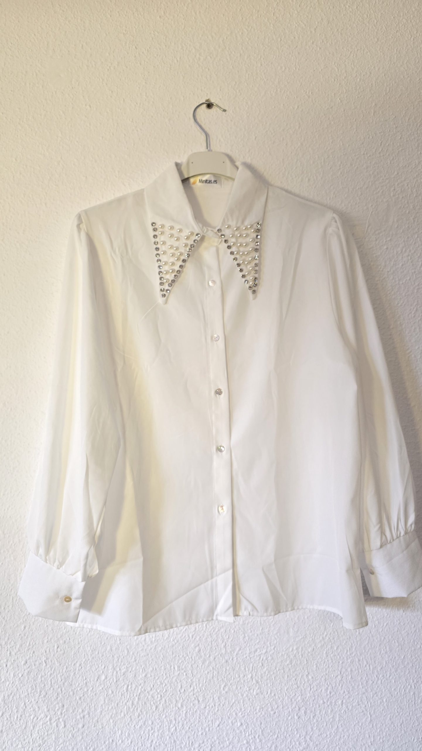 Camisa blanca manga larga mujer intervenida perlas piedras - Imagen 4