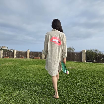 Vestido de Lino corto beige logo boca fucsia