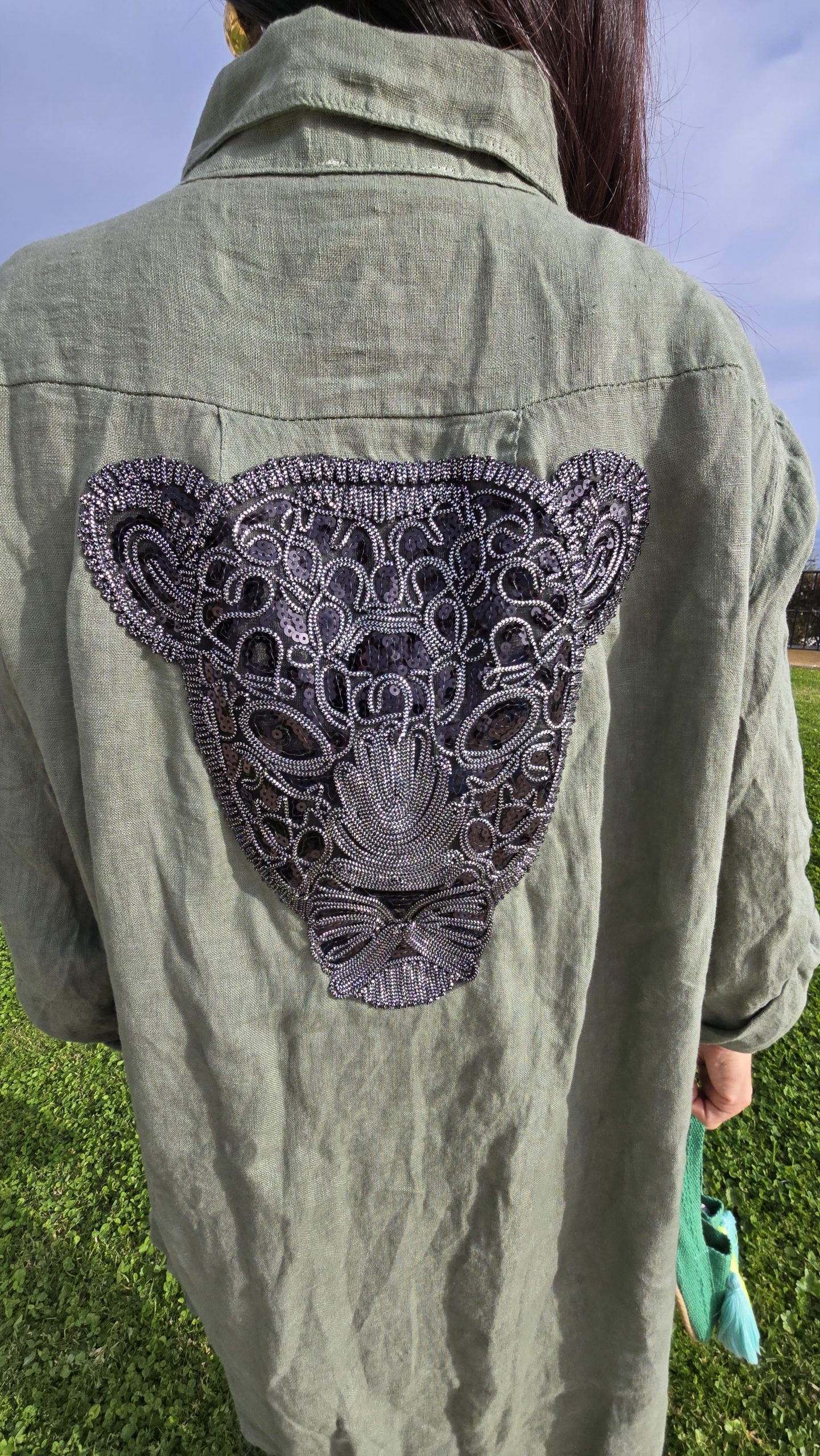 Vestido de Lino corto verde caqui logo pantera negra - Imagen 3