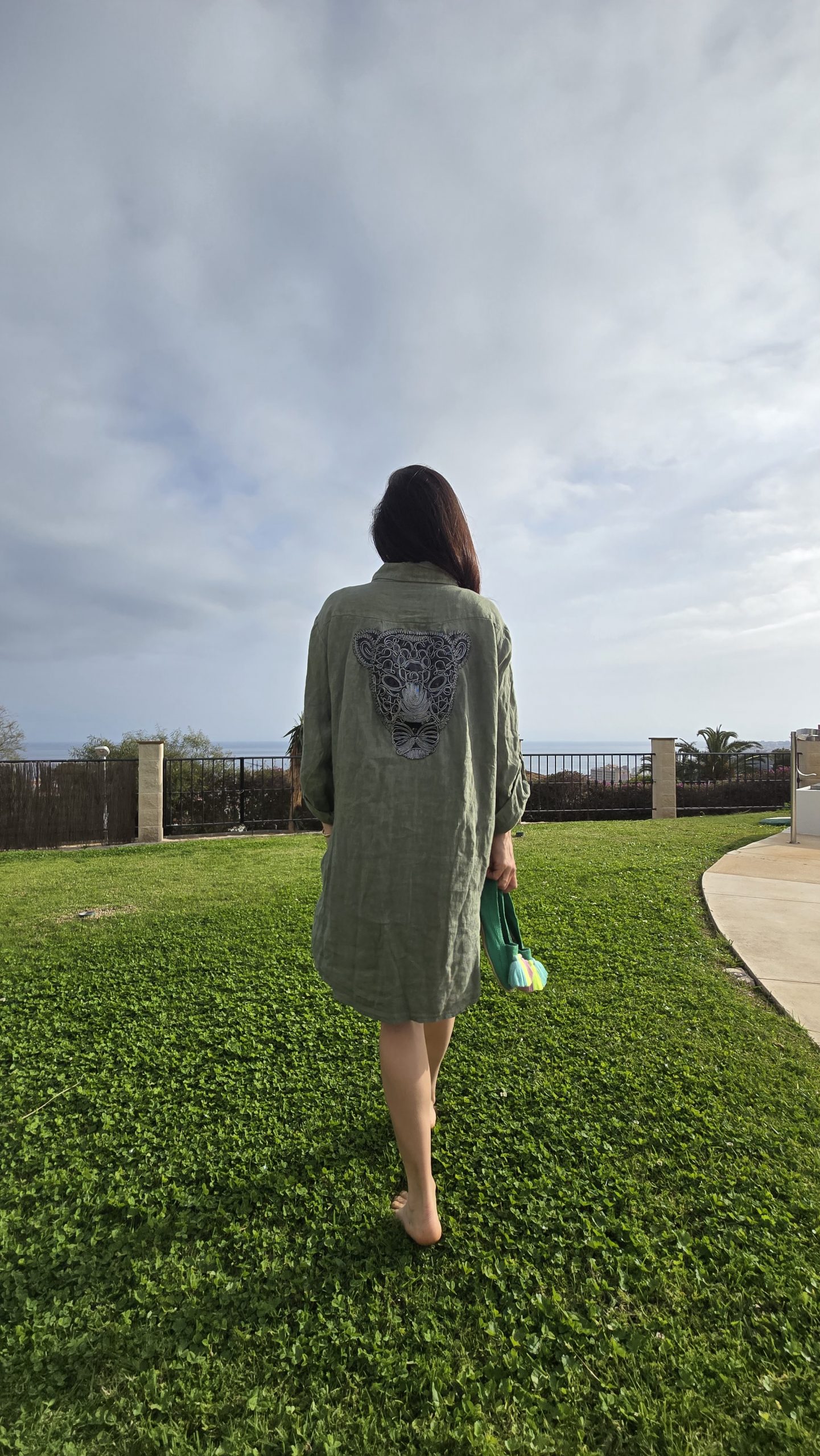 Vestido de Lino corto verde caqui logo pantera negra