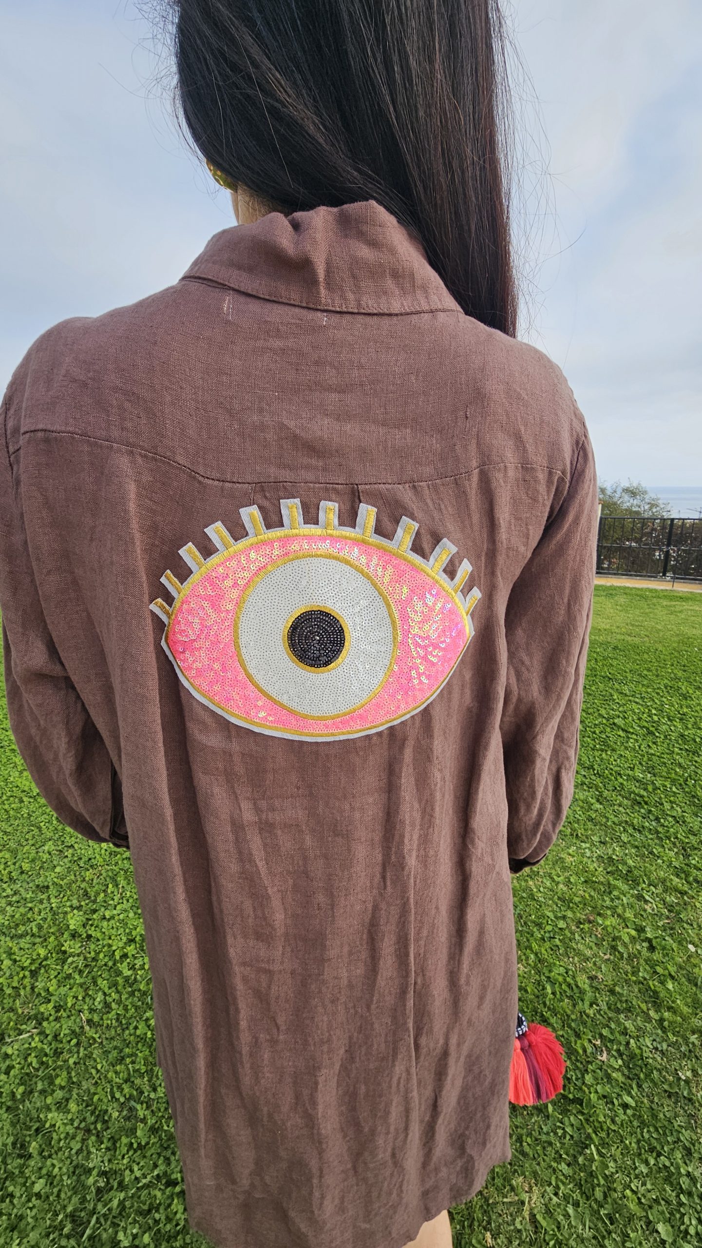 Vestido de Lino corto chocolate logo ojo turco fucsia - Imagen 3