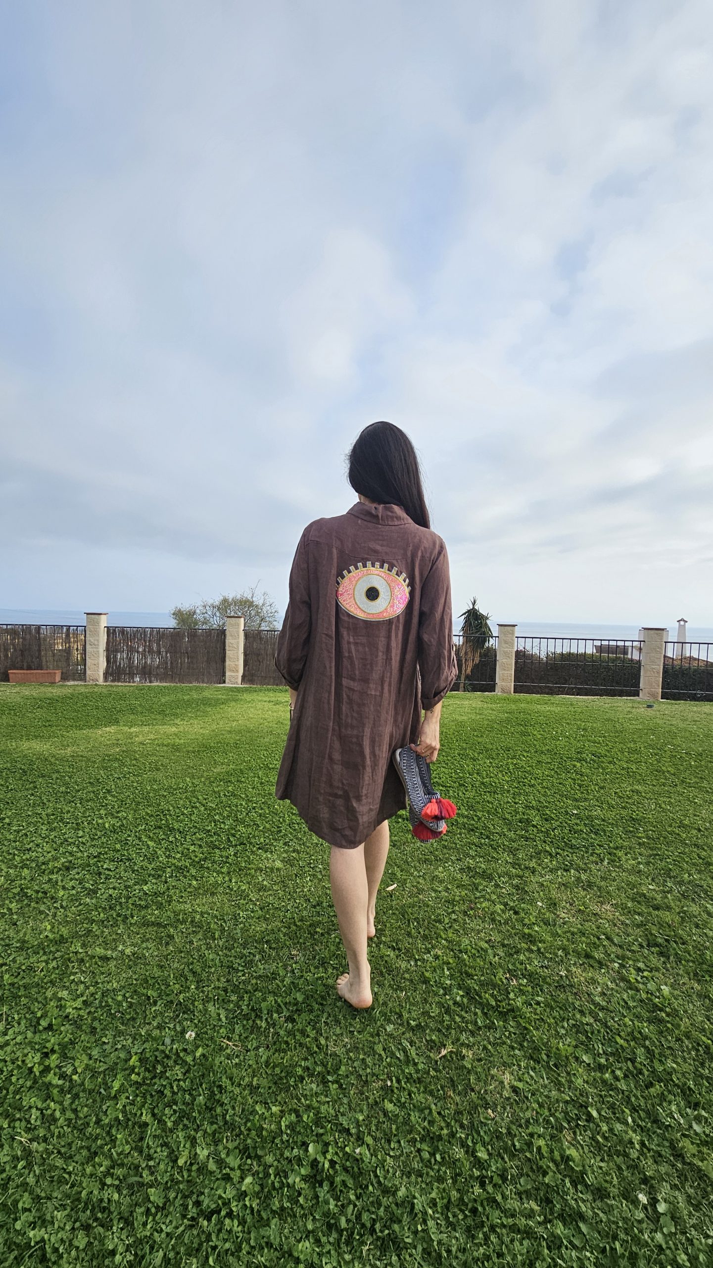 Vestido de Lino corto chocolate logo ojo turco fucsia