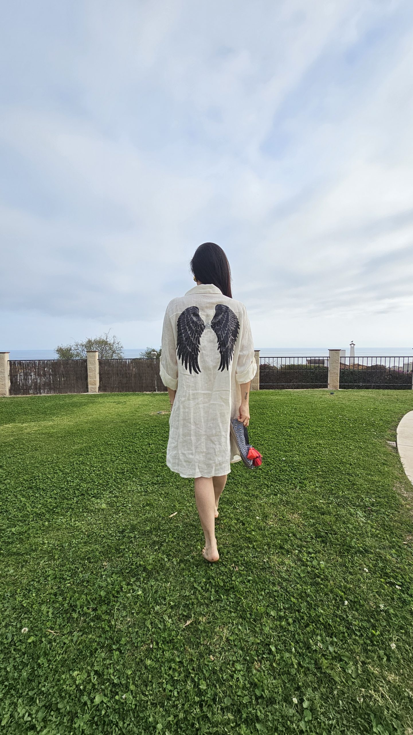 Vestido de Lino corto blanco roto logo alas negras estrella
