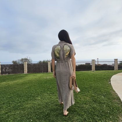 Vestido de Lino ajustable camel logo alas doradas pequeñas