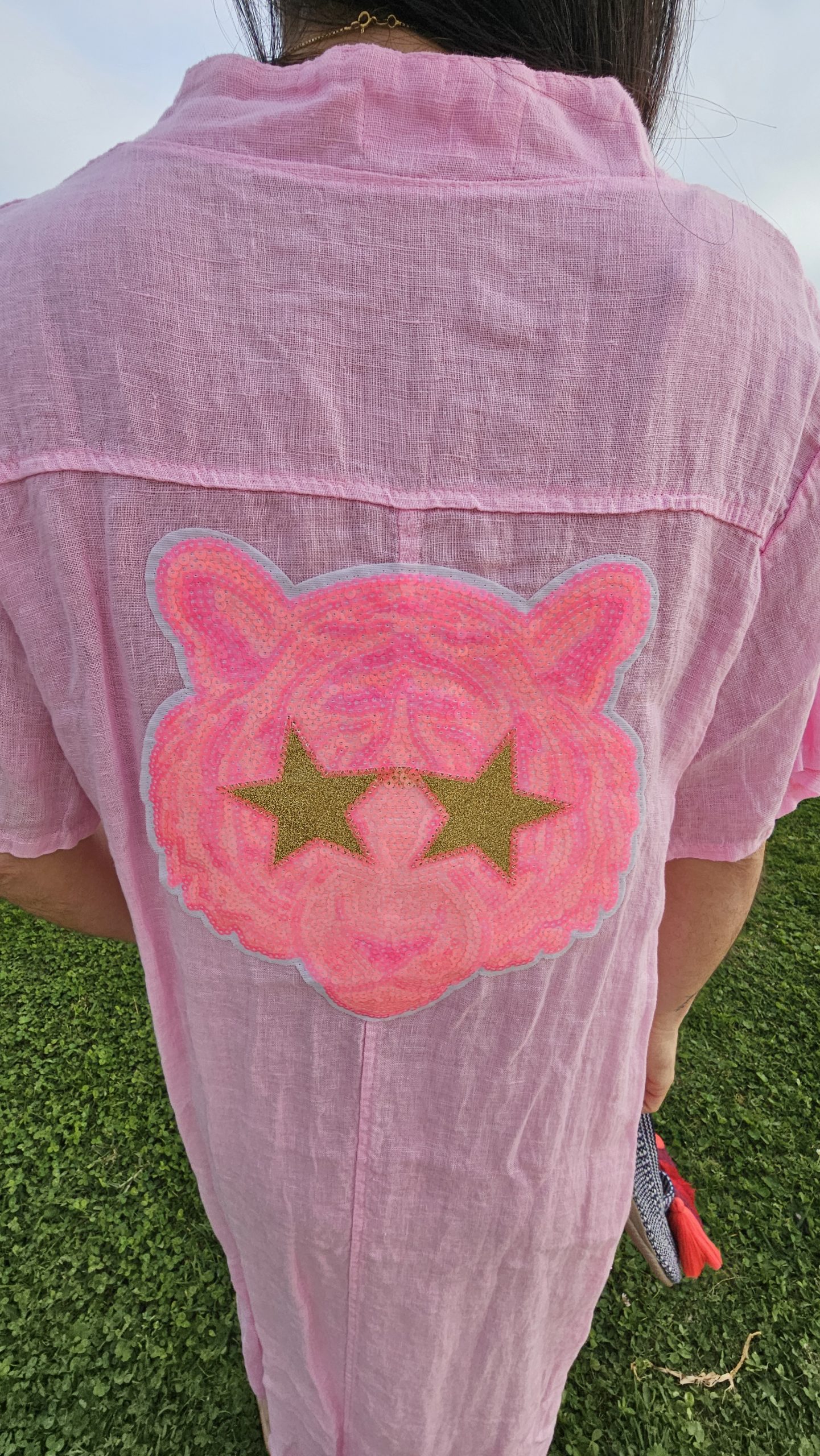 Caftán de lino rosado cuello V con logo tigre estrella - Imagen 3