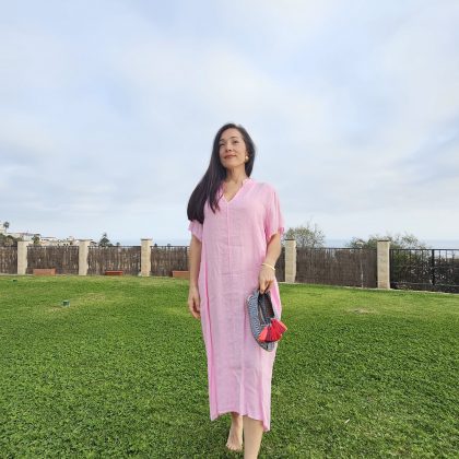 Caftán de lino rosado cuello V con logo tigre estrella