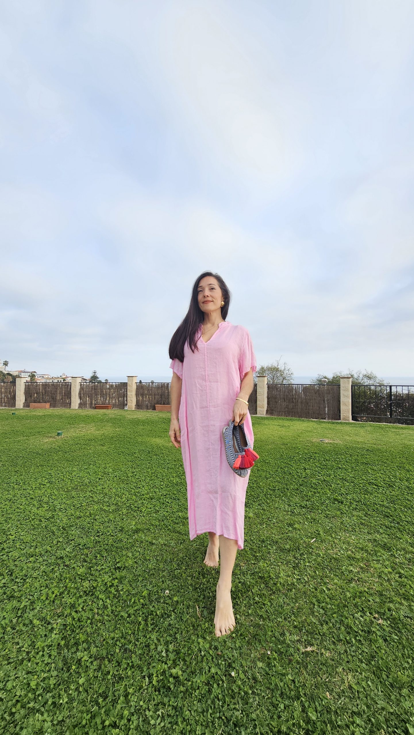 Caftán de lino rosado cuello V con logo tigre estrella