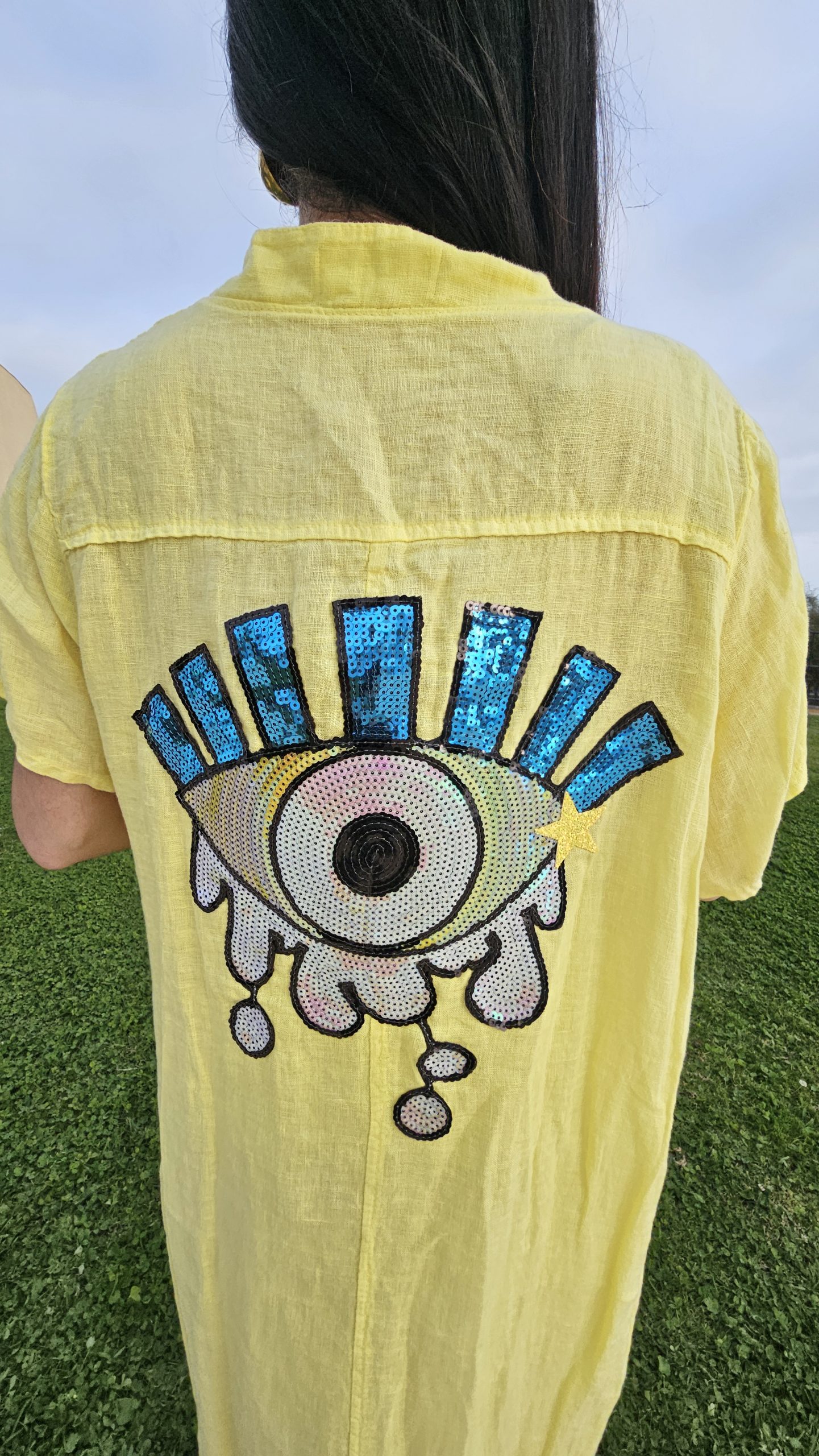 Caftán de lino amarillo cuello V con logo ojo pop - Imagen 3