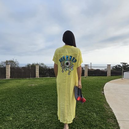 Caftán de lino amarillo cuello V con logo ojo pop