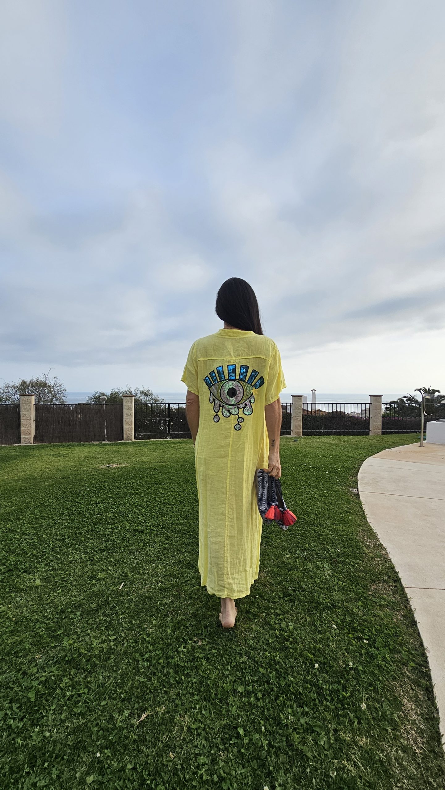 Caftán de lino amarillo cuello V con logo ojo pop