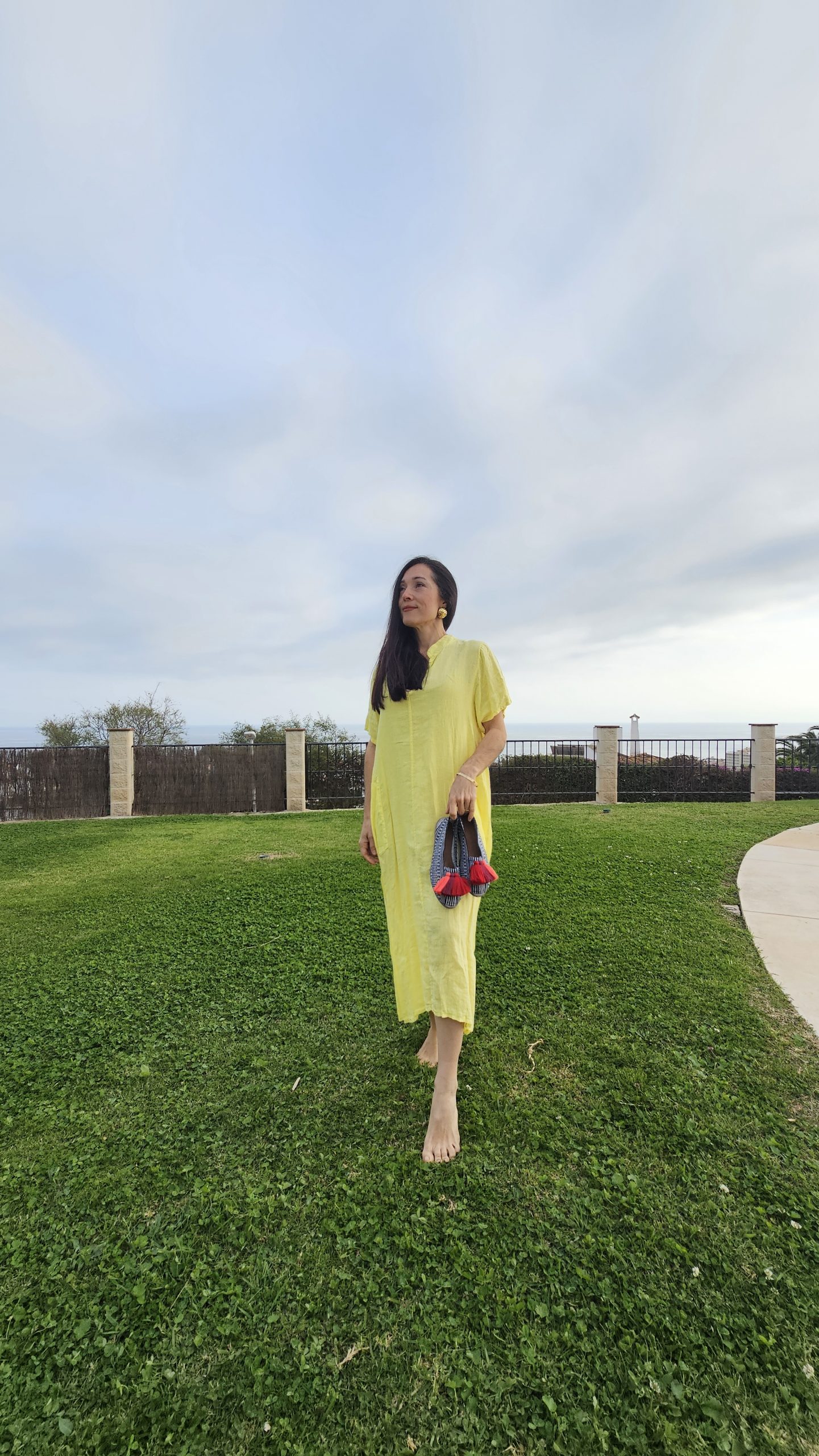 Caftán de lino amarillo cuello V con logo ojo pop - Imagen 2