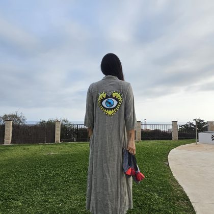 Vestido de Lino gris plomo con logo ojo turco amarillo corazón