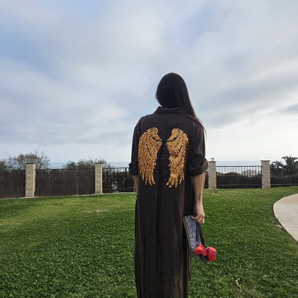 Vestido de Lino chocolate logo alas doradas intenso