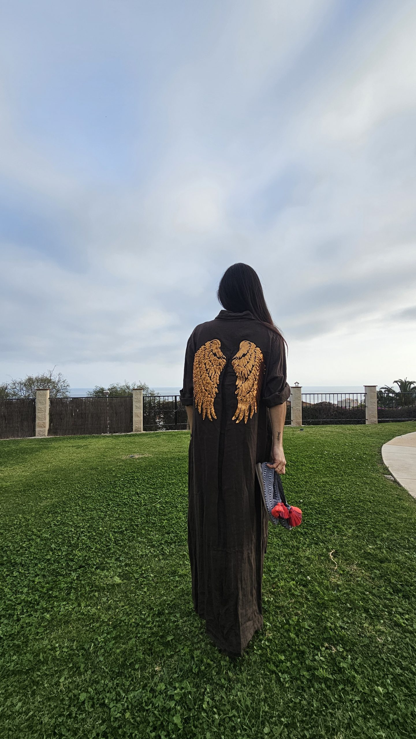 Vestido de Lino chocolate logo alas doradas intenso