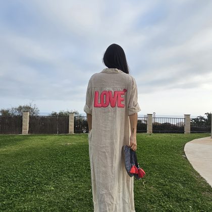 Vestido de Lino beige logo love fucsia