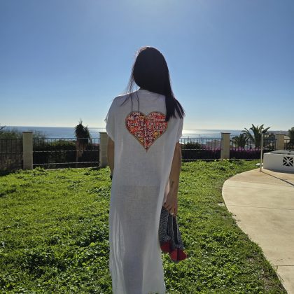 Caftán de lino blanco cuello V con logo corazón rojo