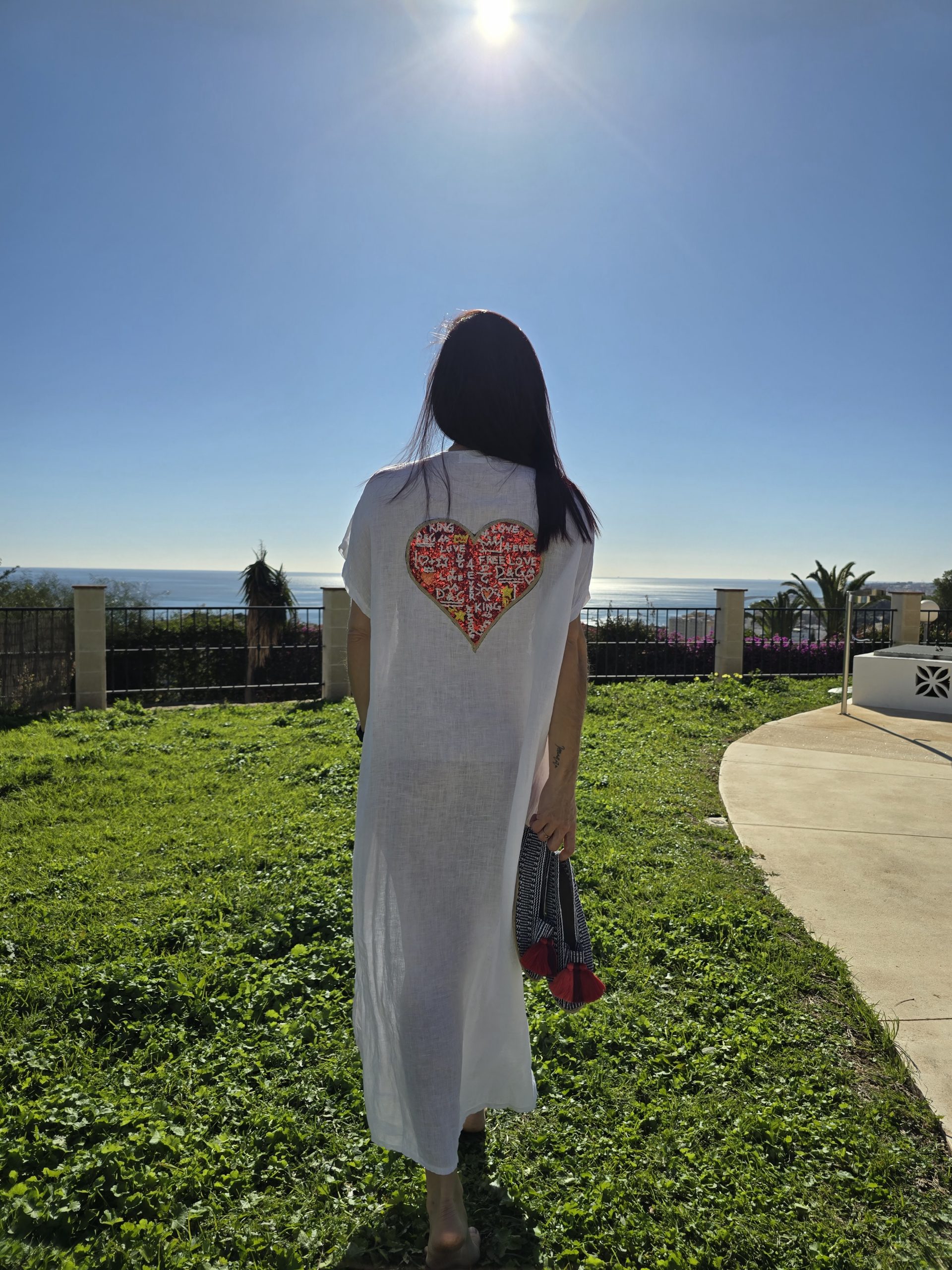 Caftán de lino blanco cuello V con logo corazón rojo