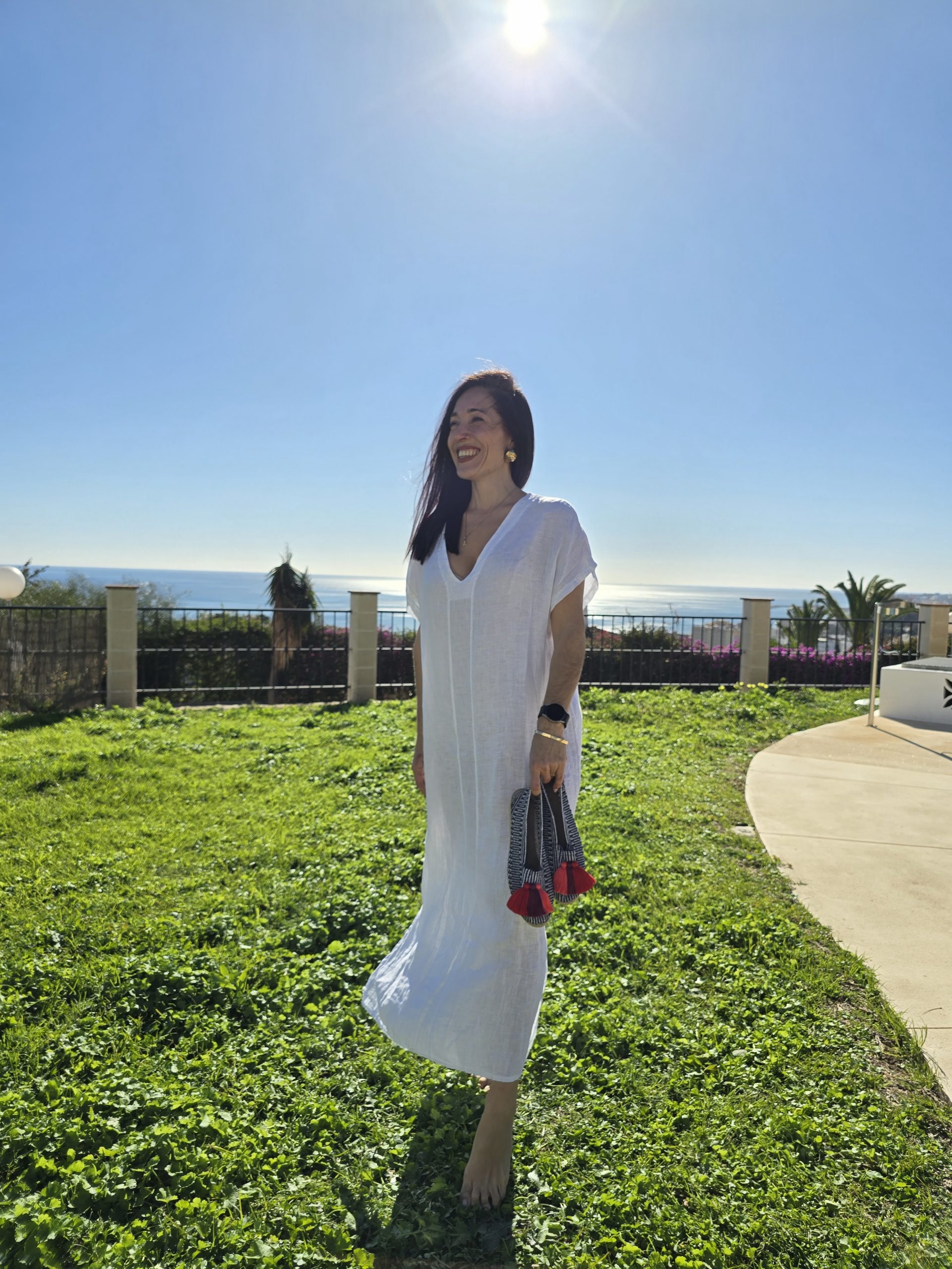 Caftán de lino blanco cuello V con logo corazón rojo - Imagen 2