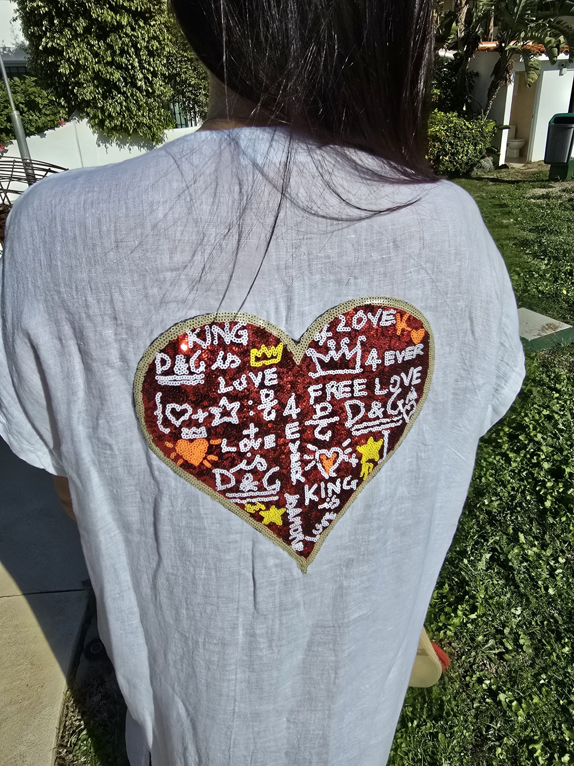 Caftán de lino blanco cuello V con logo corazón rojo - Imagen 3